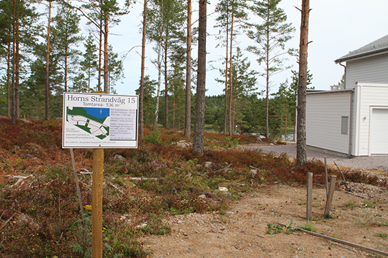 Tomten sedd från vägen Tomten sedd från vägen